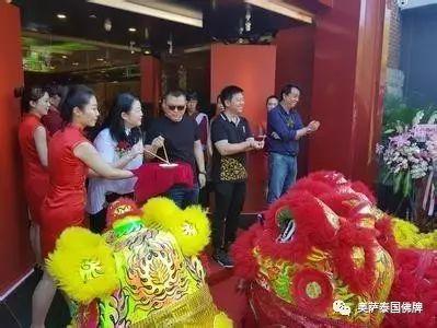 岳云鹏饭店开张现身剪彩 维嘉泰国拜佛被偶遇【泰国佛牌】 岳云鹏饭店开张现身剪彩 维嘉泰国拜佛被偶遇-图片2