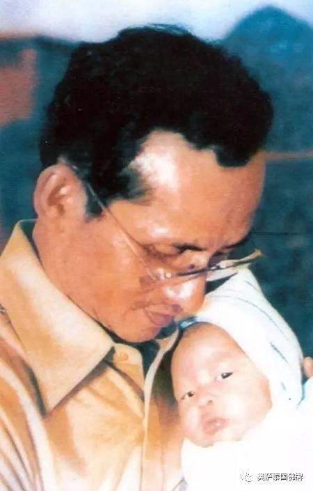 泰国九世王跟家人的那些温暖回忆-图片25