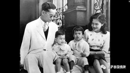 从人到“神”泰国九世皇普密蓬——泰国人称“最伟大的大帝”(上)【泰国佛牌】 从人到“神”泰国九世皇普密蓬——泰国人称“最伟大的大帝”(上)-图片10