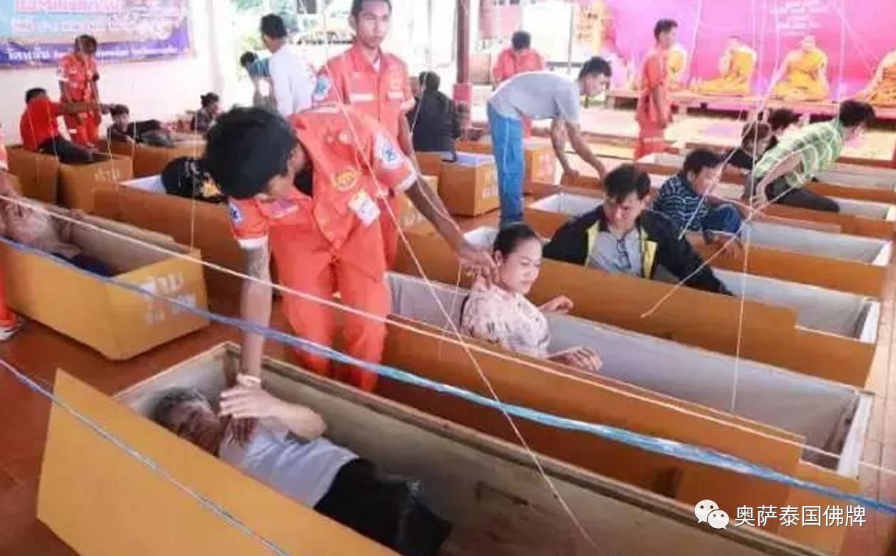 千名泰国人竟争相“睡棺材” 赎罪积功德-图片4