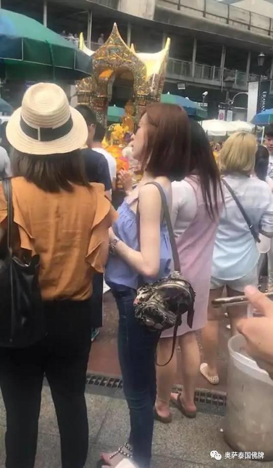 王心凌现身泰国拜四面神-图片1