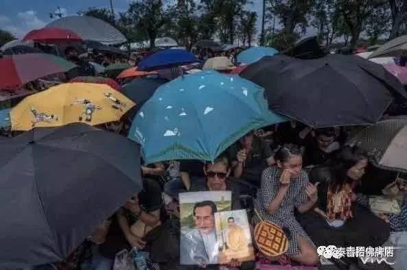 一位父亲的葬礼 举国放假-图片2