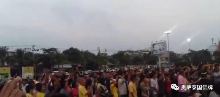 在九世王的火葬亭前，大批泰国百姓愤怒大喊-图片2