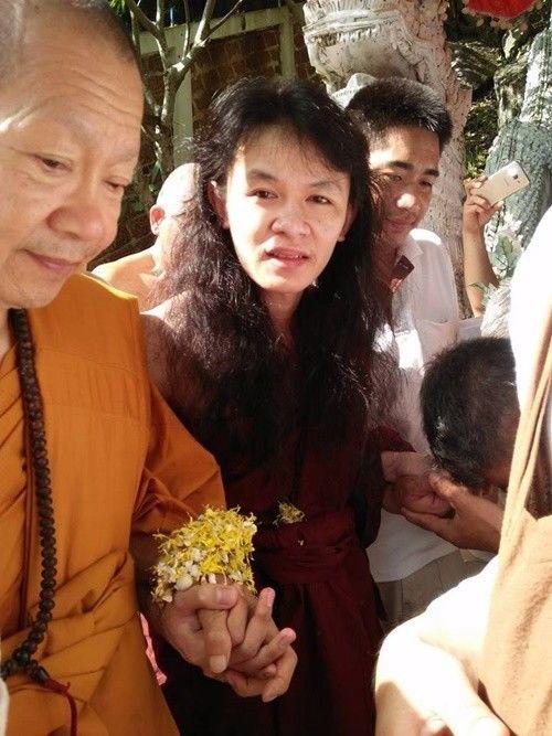 僧人山洞中“闭关入定”修行3年3月3日 日前走出山林 百人迎接-图片6