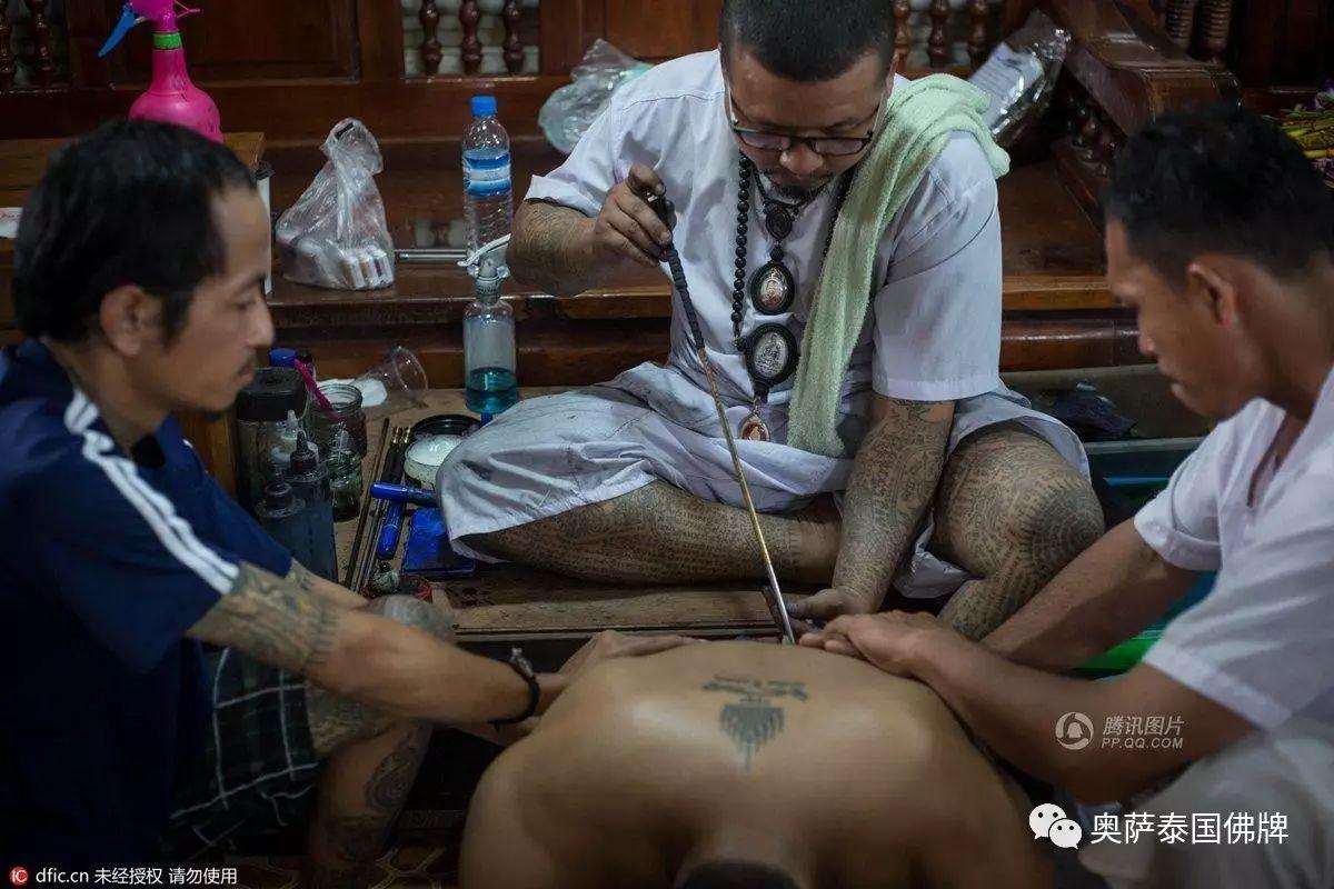 泰国佛教徒用钢针刺肉纹身-图片2