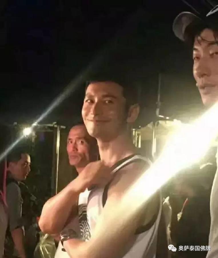 黄晓明、赵薇、张亮等明星现身泰国象岛街边撸串-图片1