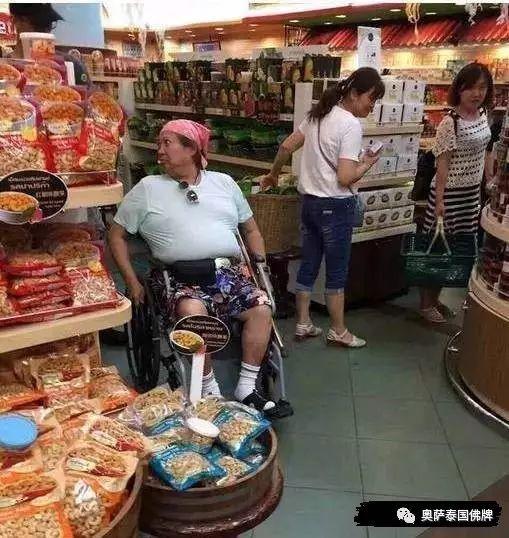 洪金宝坐轮椅现身泰国度假，身边多人跟随服侍-图片1