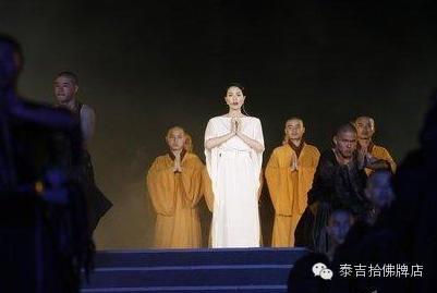 同为天后,一个性感骚野,一个清高桀骜。种因得因,种果得果。【泰国佛牌】 同为天后,一个性感骚野,一个清高桀骜。种因得因,种果得果。