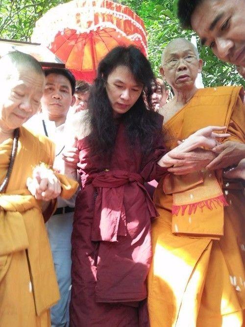 僧人山洞中“闭关入定”修行3年3月3日 日前走出山林 百人迎接-图片1