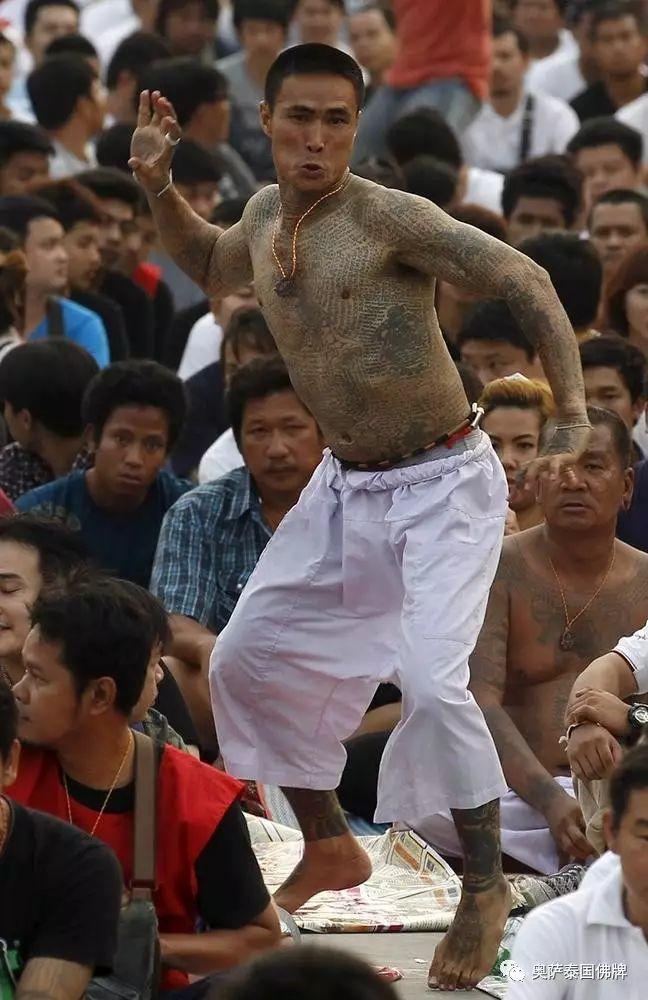 泰国佛教徒用钢针刺肉纹身-图片10