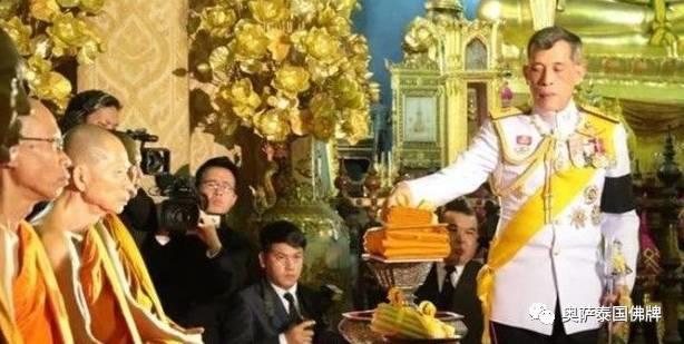 10月泰国十世王将前往曼谷各大寺庙敬献僧袍