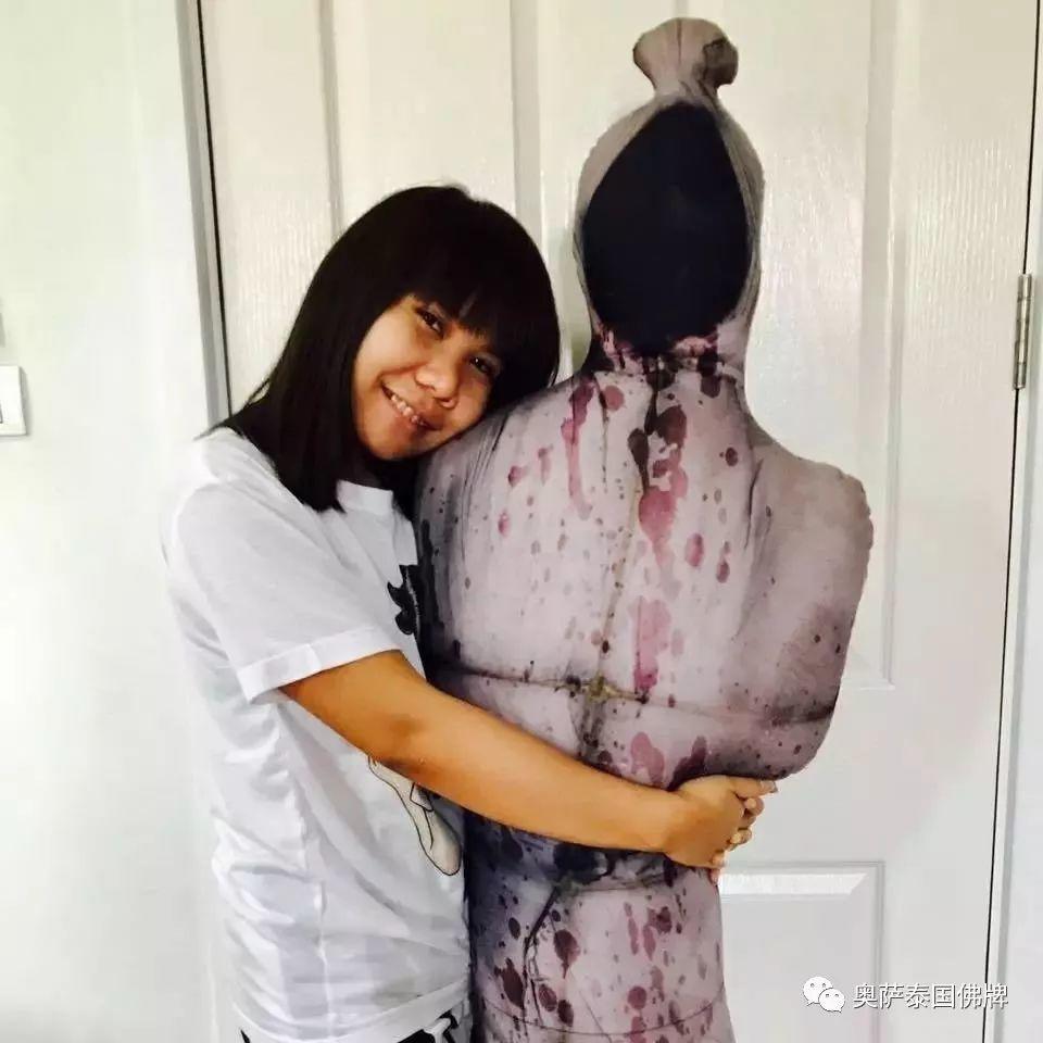 胆小真的要慎入啊!泰国年轻人抱着“尸体”睡觉!“飞头降”“裹尸布”?【泰国佛牌】 胆小真的要慎入啊!泰国年轻人抱着“尸体”睡觉!“飞头降”“裹尸布”?-图片6