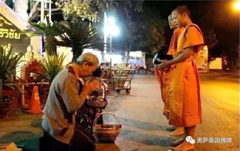 “黄袍佛国”的清晨布施 佛音萦绕洗涤心灵【泰国佛牌】 “黄袍佛国”的清晨布施 佛音萦绕洗涤心灵-图片2