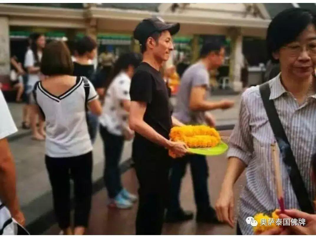 岳云鹏饭店开张现身剪彩 维嘉泰国拜佛被偶遇【泰国佛牌】 岳云鹏饭店开张现身剪彩 维嘉泰国拜佛被偶遇-图片3