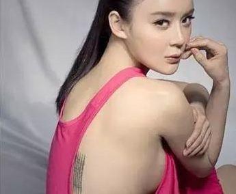 那些把神秘符咒刺在肌肤上的明星【泰国佛牌】 那些把神秘符咒刺在肌肤上的明星-图片2