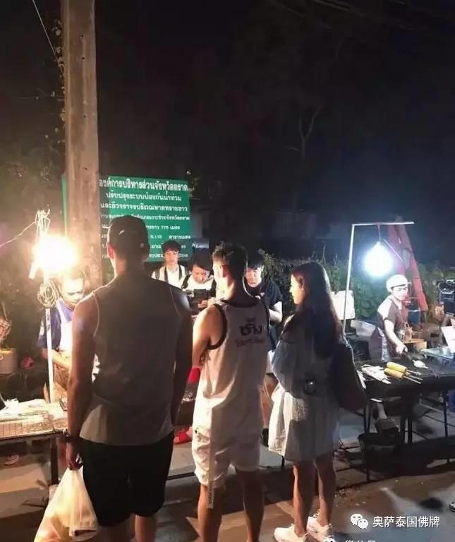 黄晓明、赵薇、张亮等明星现身泰国象岛街边撸串-图片3