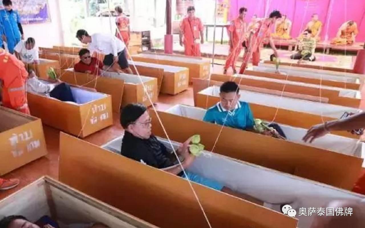 千名泰国人竟争相“睡棺材” 赎罪积功德-图片5