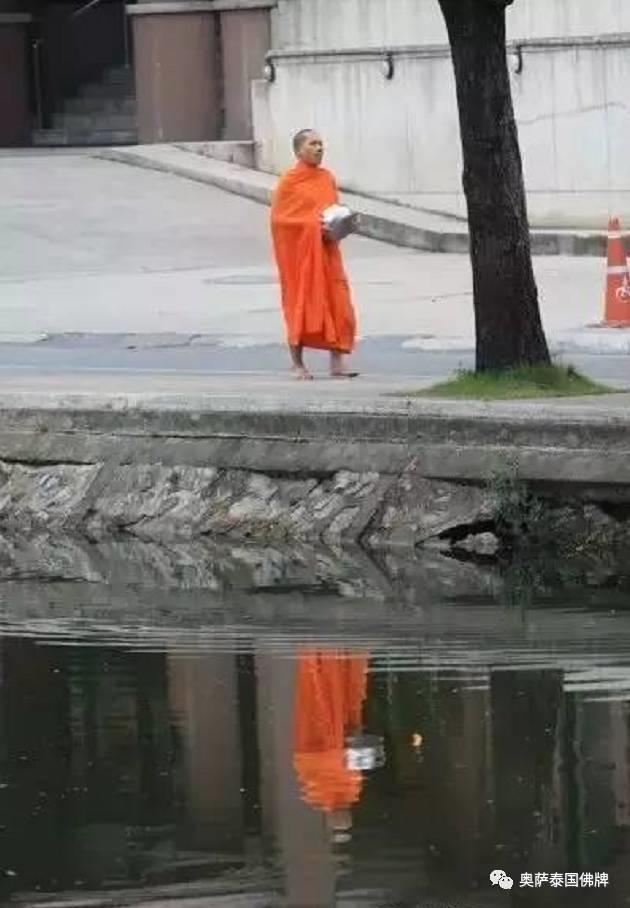 “黄袍佛国”的清晨布施 佛音萦绕洗涤心灵【泰国佛牌】 “黄袍佛国”的清晨布施 佛音萦绕洗涤心灵-图片1