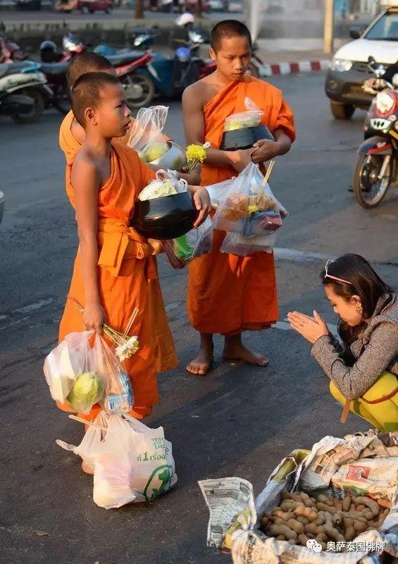 “黄袍佛国”的清晨布施 佛音萦绕洗涤心灵【泰国佛牌】 “黄袍佛国”的清晨布施 佛音萦绕洗涤心灵-图片3