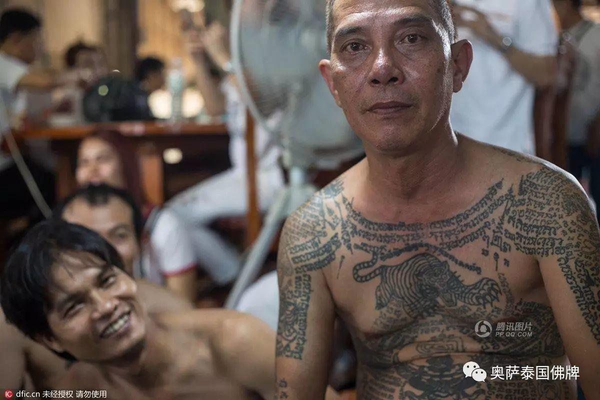 泰国佛教徒用钢针刺肉纹身-图片3