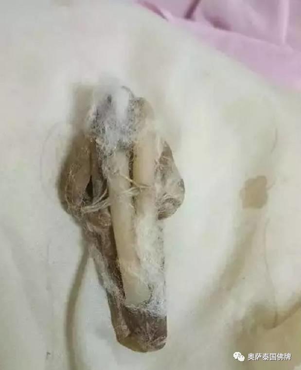 惊悚！泰网友搬进新宿舍竟在枕头中发现降头人偶-图片2