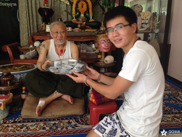 泰国大叔身挂700尊佛牌，38年的信仰与转运之路！